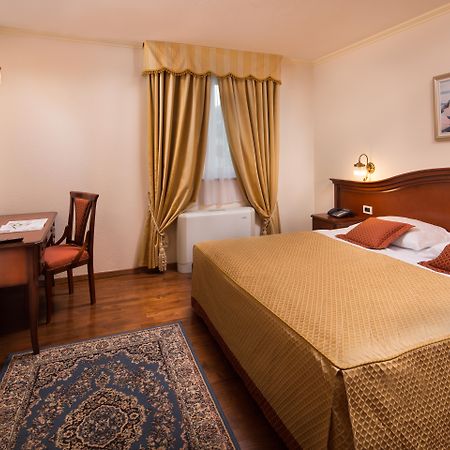 Hotel Savoy โอปาติยา ภายนอก รูปภาพ